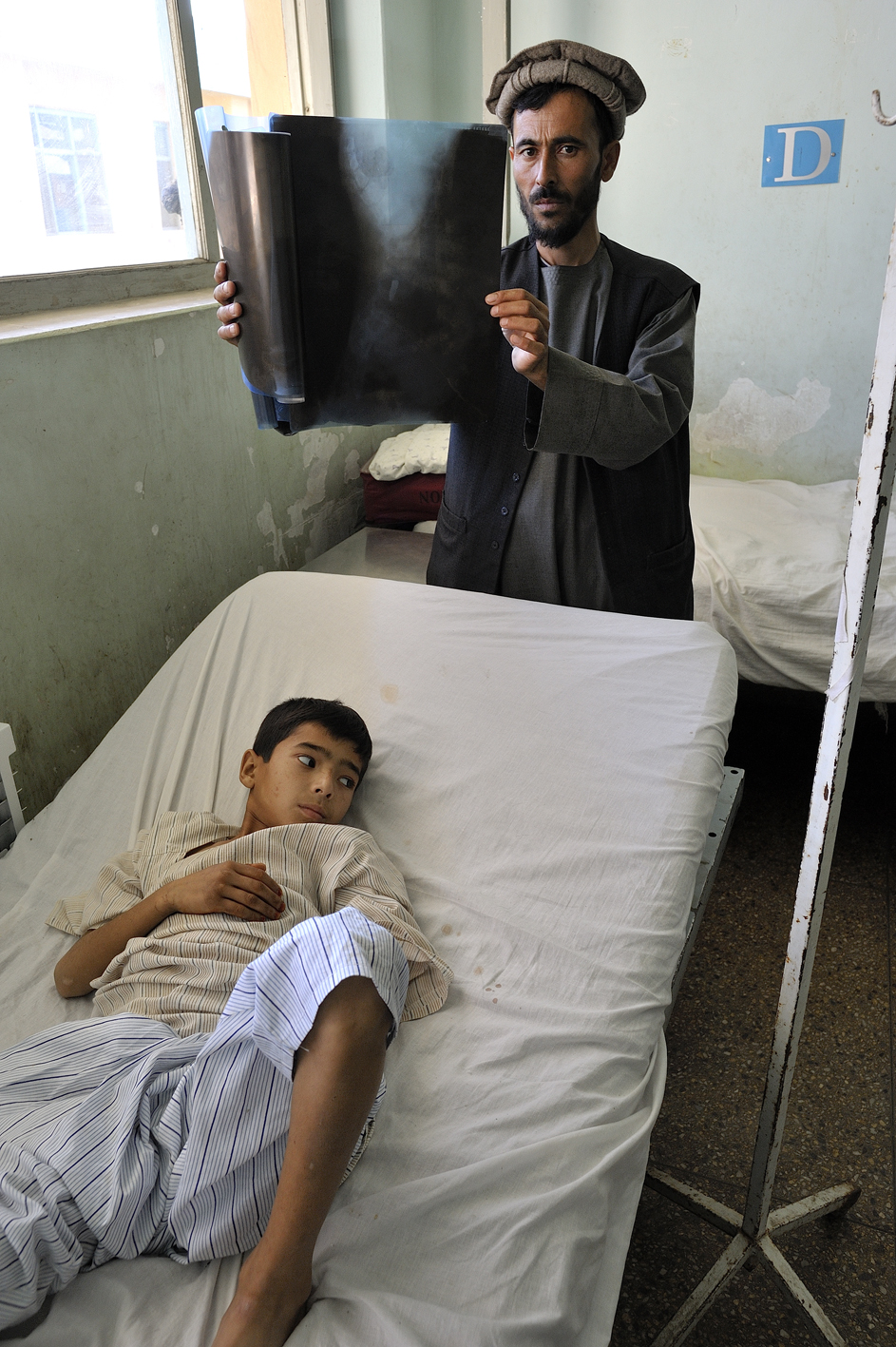 Das Projektil der Kalaschnikow steckt neben der Wirbelsäule des Jungen, Krankenhaus Kunduz, Nordafghanistan. © Tobias Strahl