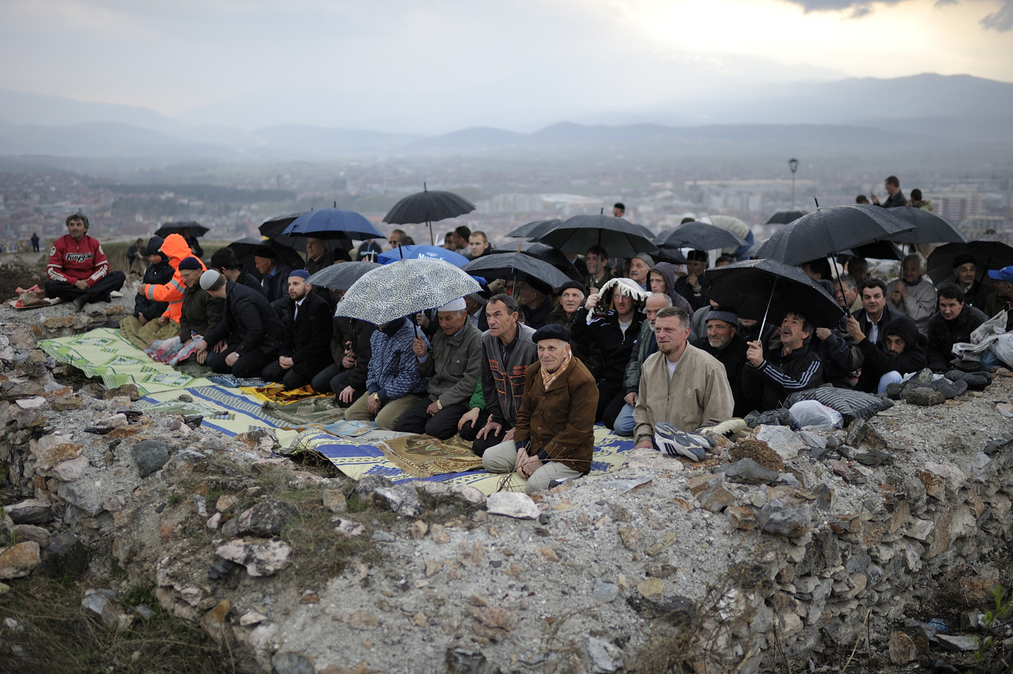 Im März 2012 versammeln sich in den Grundmauern der hundert Jahre zuvor geschliffenen Moschee der Festung Kaljaja in Prizren, Kosovo, Muslime zum Gebet. © Tobias Strahl