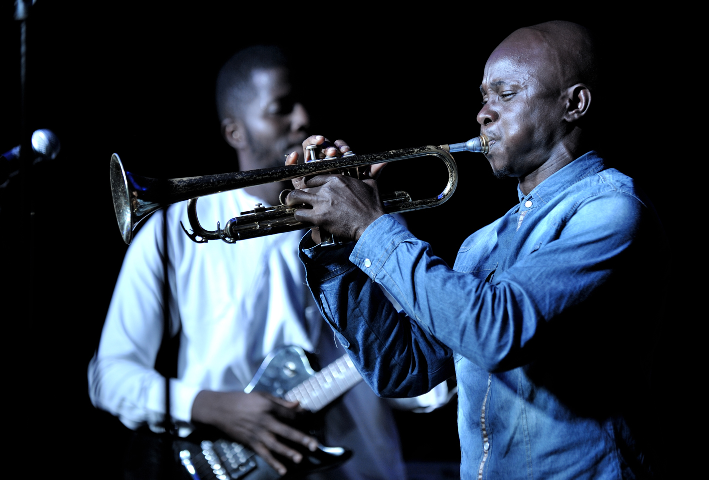 Musiker der nigerianischen Künstlerin ÀDÙKÉ während eines Konzerts in Abuja, Nigeria. © Tobias Strahl