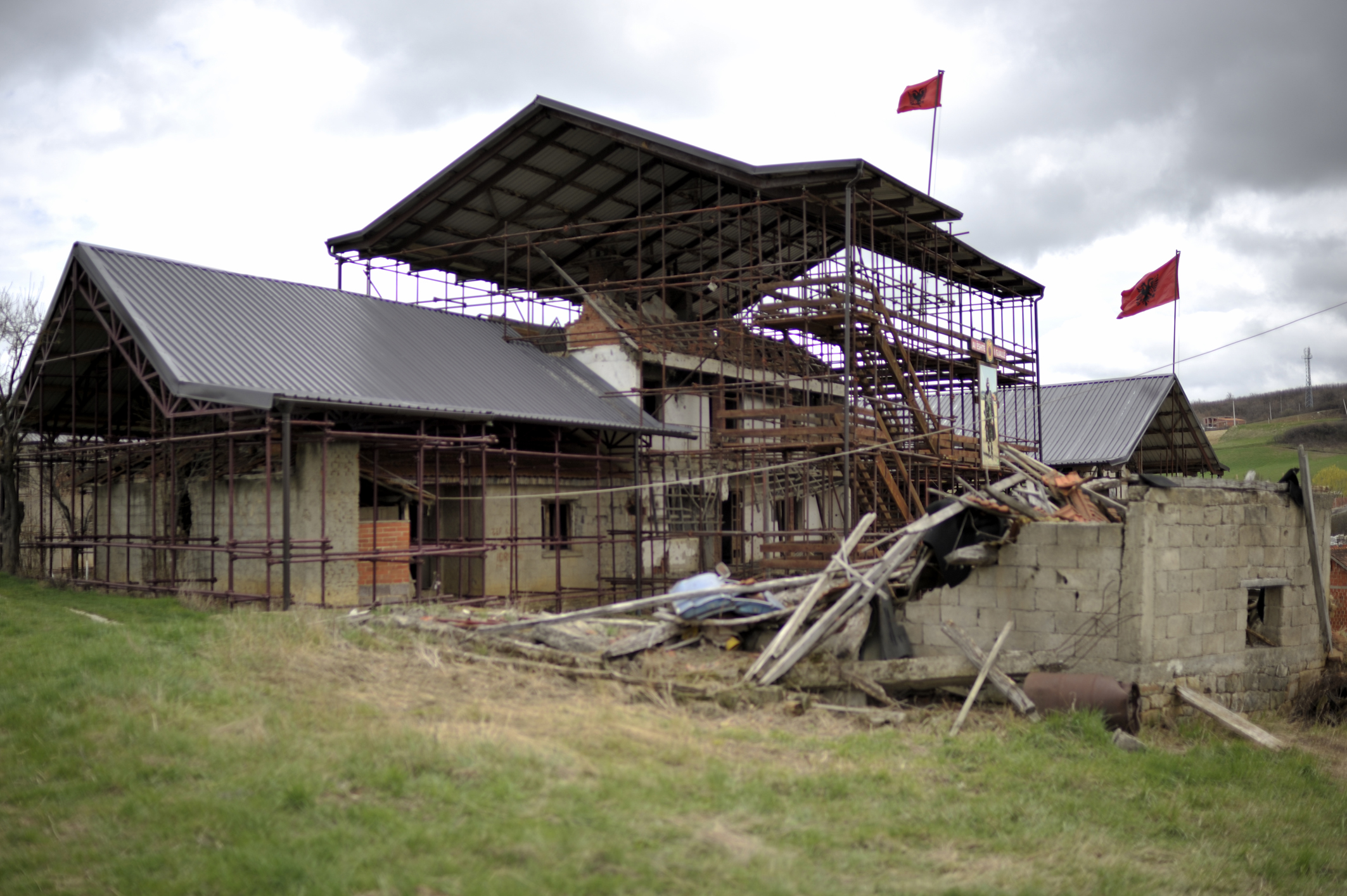 Gehöft Adem Jasharis in Prekaz in der Drenica-Region, Kosovo; das Anwesen ist im Zustand seiner Zerstörung durch serbische Einheiten vom 5. bis zum 7. März 1998 konserviert. © Tobias Strahl