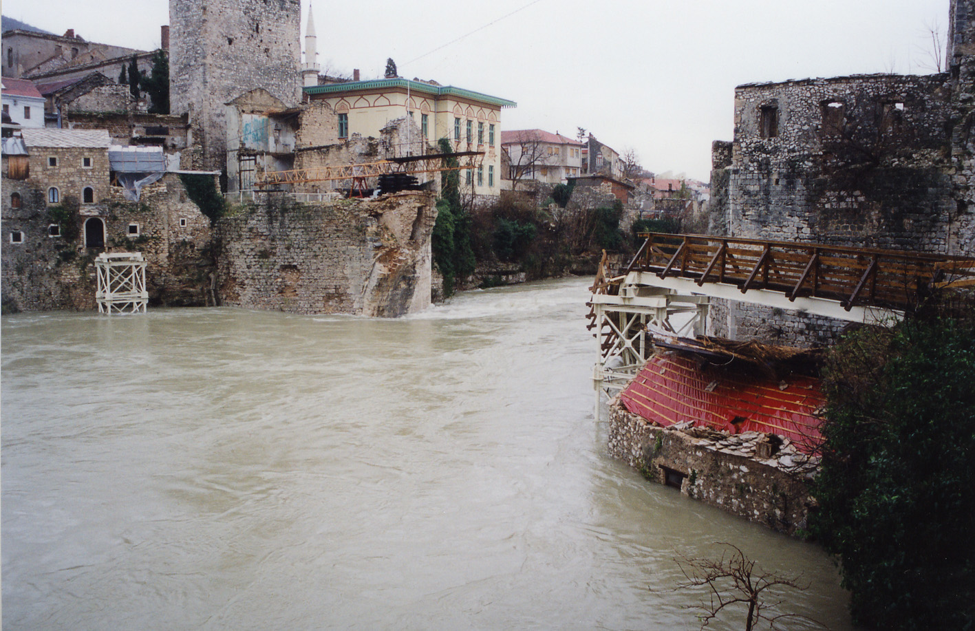 Zerstörte Stari Most in Mostar, Bosnien-Herzegovina, um 1996. © Bernhard Josef Briel