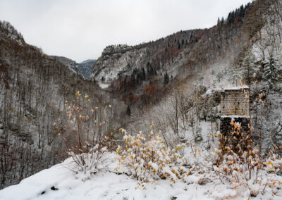 The ruined viaduct was leading once over the creek »Dobrik« near Pale. Today one has to bypass the gorge on a small path. © Tobias Strahl