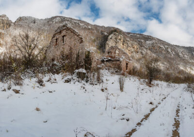 Ruined building in the gorge of the river Miljacka at the abandoned railway from Sarajevo to Pale. © Tobias Strahl