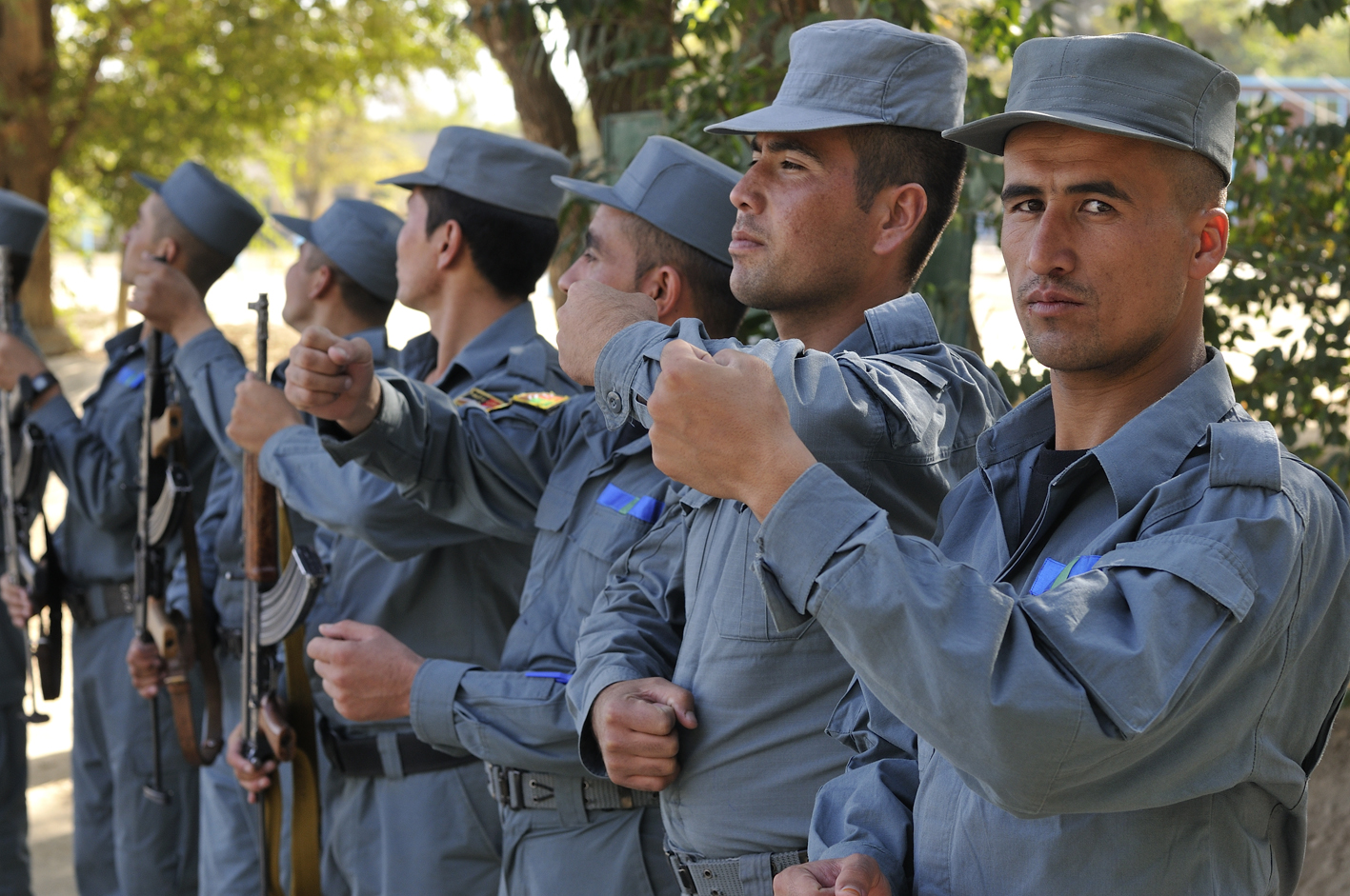 Rekruten der Afghan National Security Forces gleichen die fehlenden Waffen zur Formalausbildung aus. © Tobias Strahl