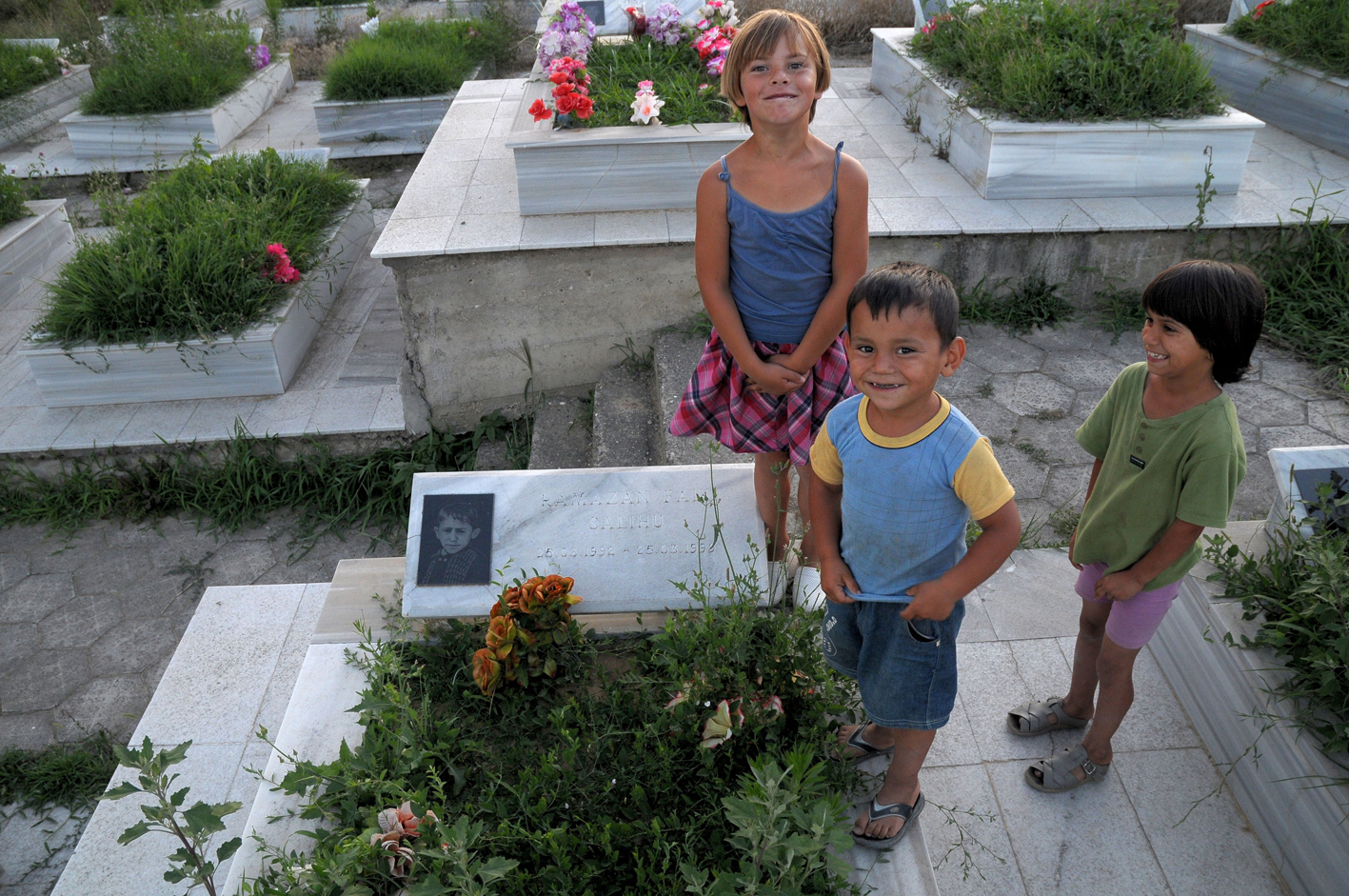 Kinder am Grab Ramazan Faik Salihus (25.03.1992-25.03.1999) auf dem Massakerfriedhof Celina, Kosovo. © Tobias Strahl