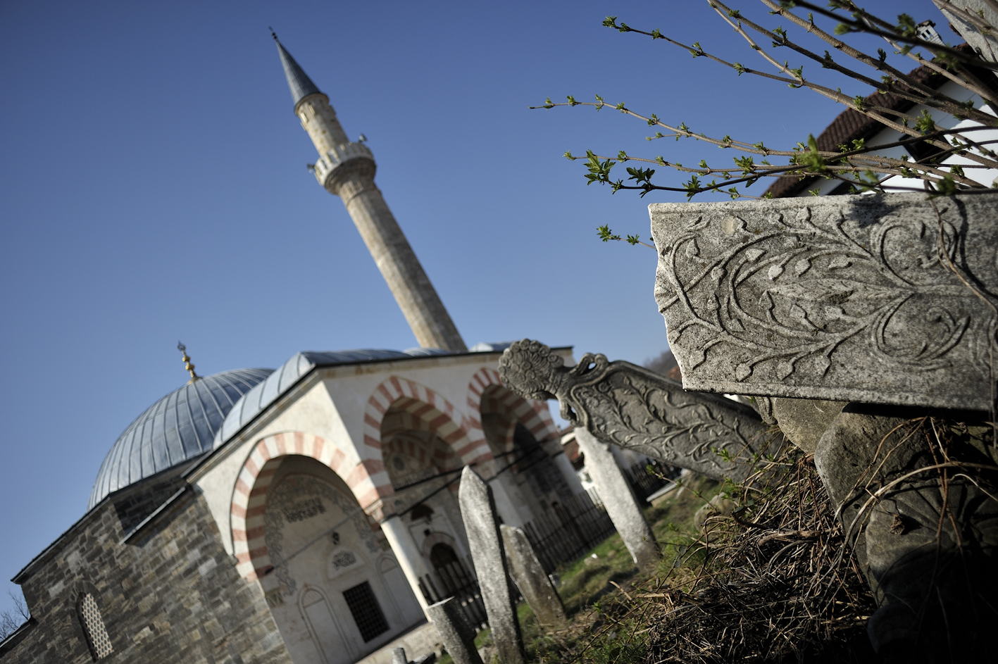 Hadum Moschee und Friedhof in Gjakova, Kosovo. © Tobias Strahl